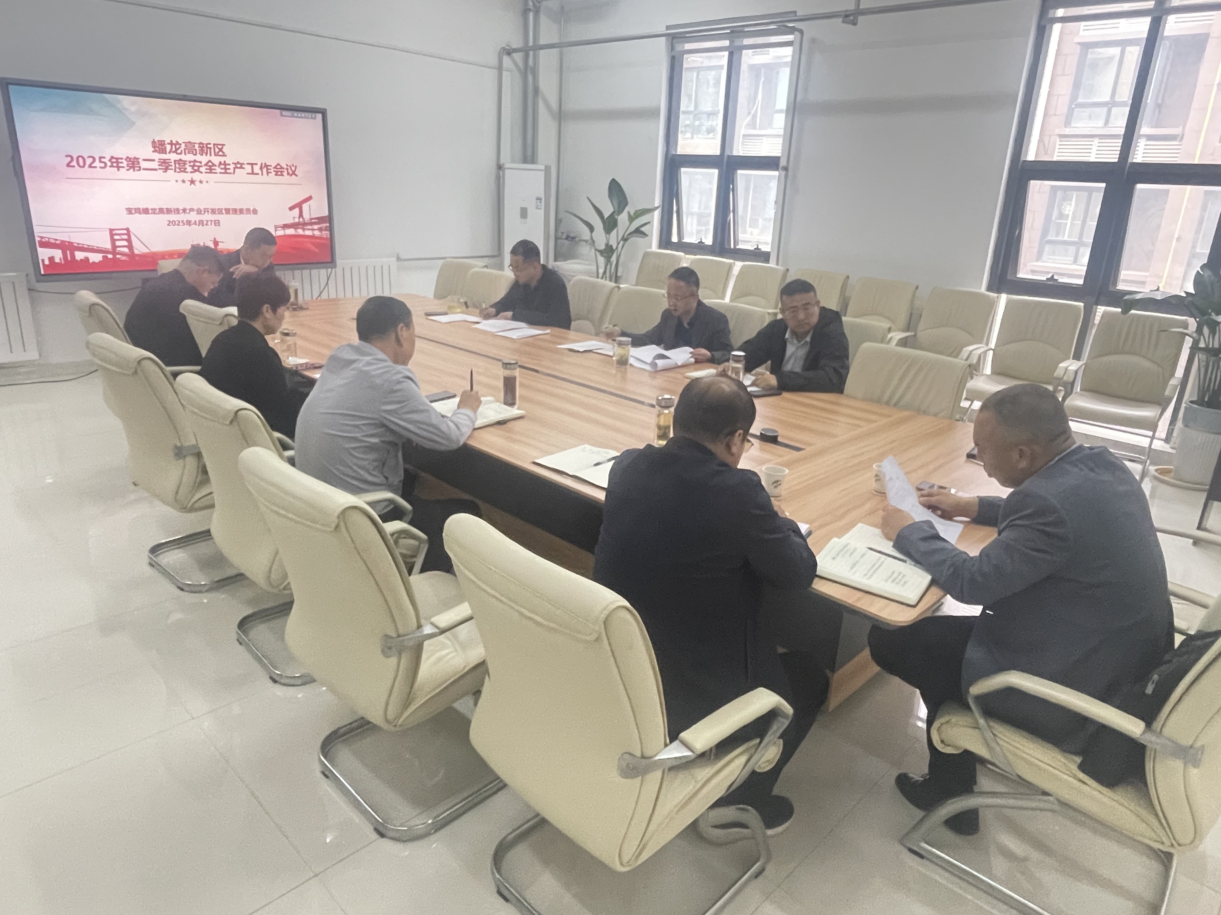 凝心聚力筑防线 谋篇布局促发展